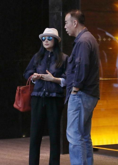 陈红素颜逛街认不出,穿黑色素人look亮相,51岁状态好真实