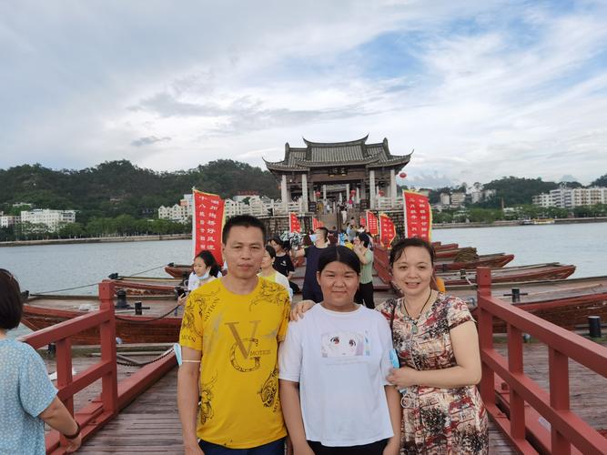 潮州风景美如画,秀岭如屏耀明珠.饱览韩江两岸美,绿水