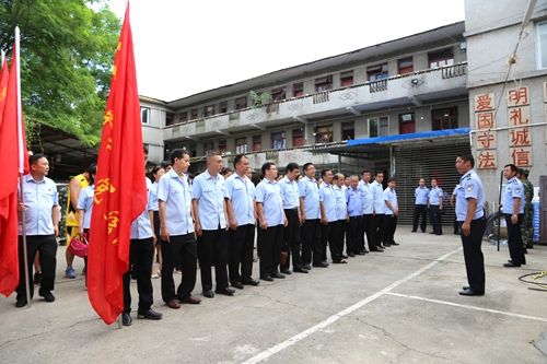 干警们按照监狱工作人员的要求列队进入监区
