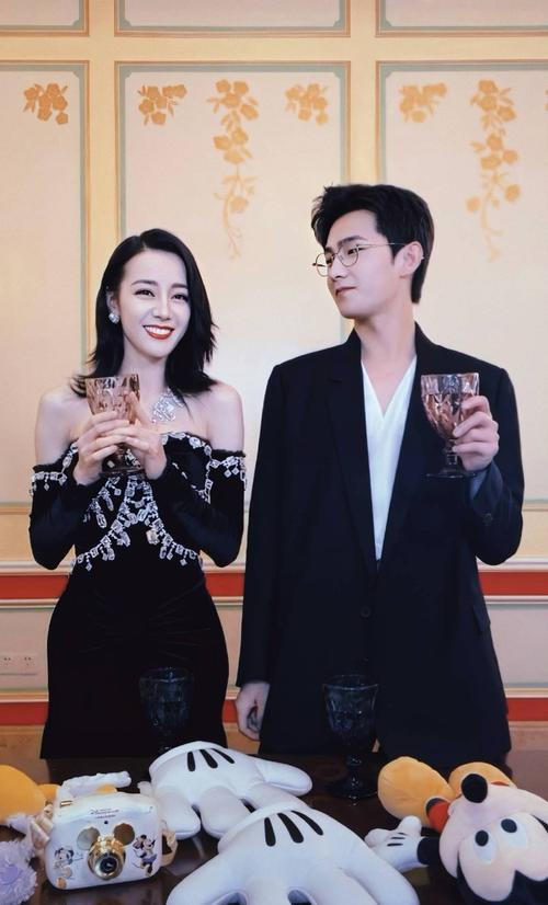 甜蜜超上头!迪丽热巴杨洋迪士尼同框高能发糖