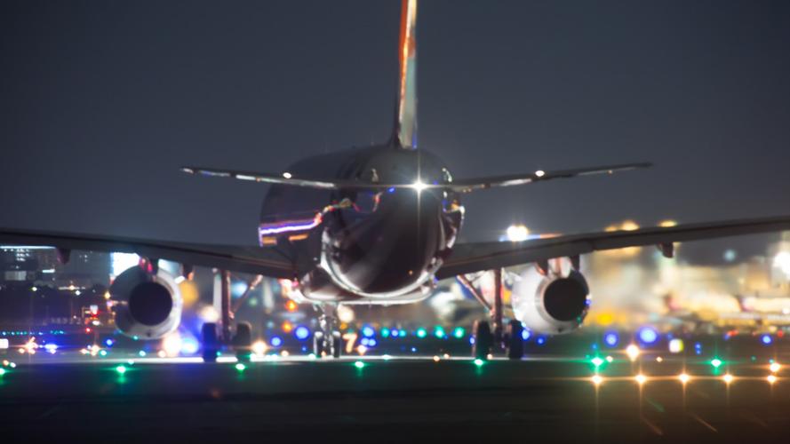 夜晚起飞的飞机图片310