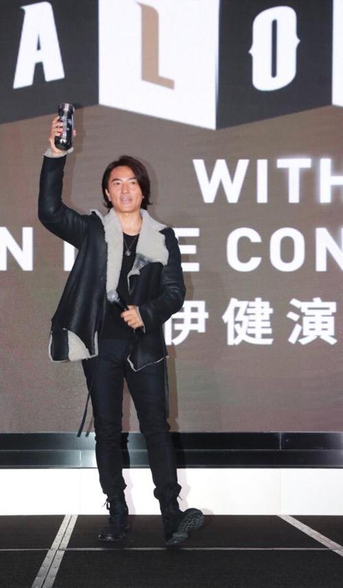 郑伊健开个唱不介意秀肌肉 太太蒙嘉慧熬汤支持