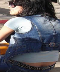 一位美女模特在t型台上走猫步,他穿着由卡拉维拉设计的一款裤子,几乎