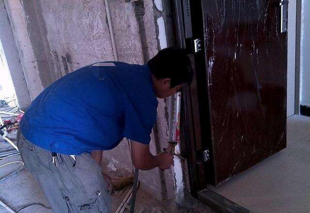 头一回知道防盗门要灌浆,我家差点漏了,不然这个门就是木框架子