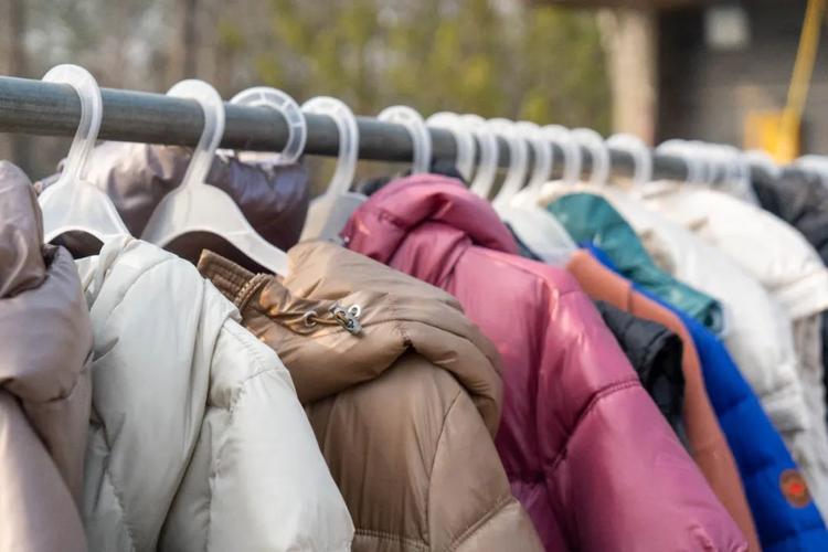 保时捷运货 老板娘摆地摊……探秘杭州"土豪"村 家