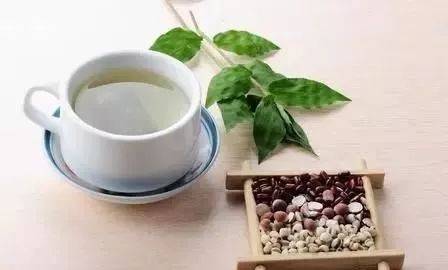 起因于体内充塞风,湿,热,毒酿祸,依据临床特症,将其归于浸淫疮或湿毒