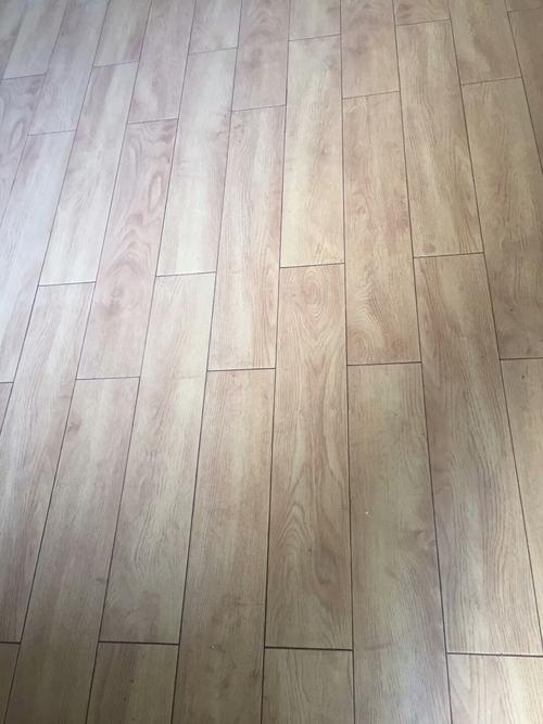 卧室地面仿木纹砖:工字铺贴手法三七分.