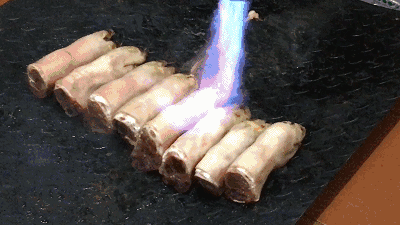 接着需要喷烤,去除残留的毛. 燎好的猪蹄会进锅里焯水.