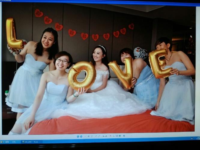 美女伴娘与新娘闺房留影