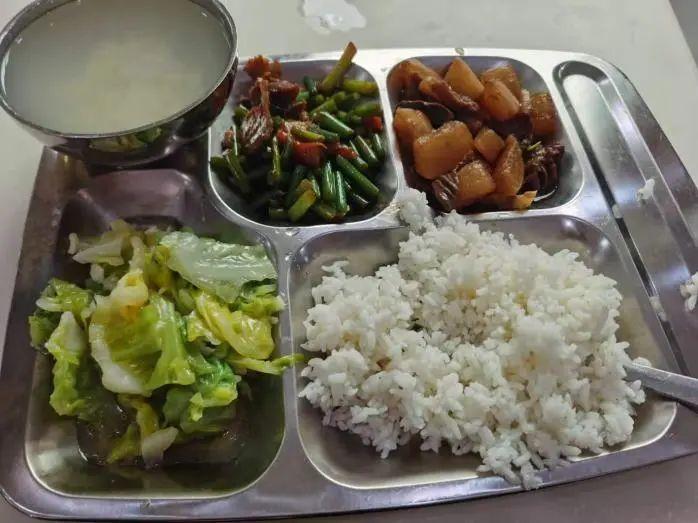 种类丰富,味道可口的食堂伙食设备齐全的健身房同时,监狱还定期组织