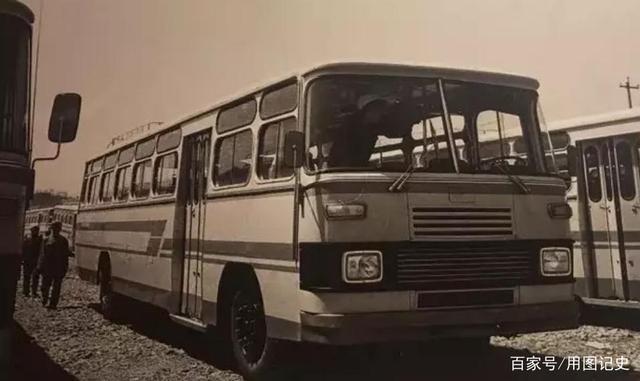 5.1982年,辽宁省丹东汽车改装厂生产的"黄海"牌新型客车.