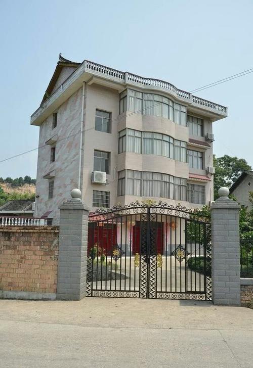 手里有二十万是回农村盖房子好,还是在镇上付首付买一