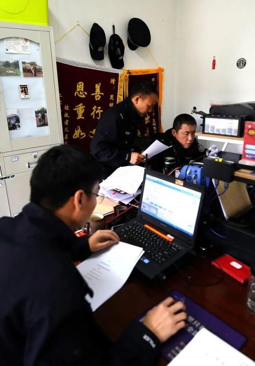 辅警克服警少事多,办公环境条件差等困难,坚持党建引领,熔铸铁血公安