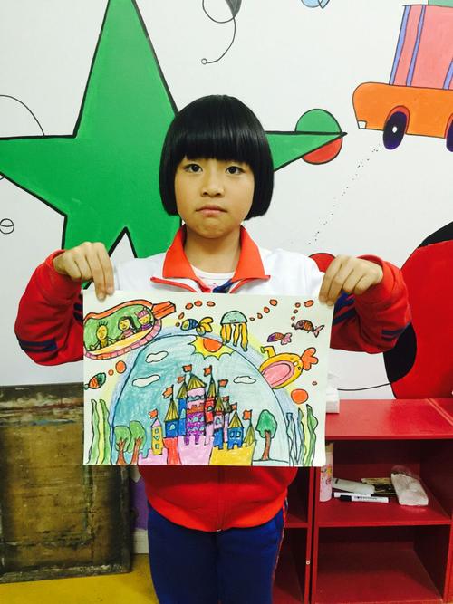 舒乔画的是未来的房子可以建在海底, 而且是透明的.