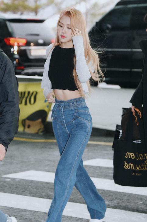 朴彩英的"蚂蚁腰"是怎么练出来的,又瘦又秀马甲线,让人看呆!