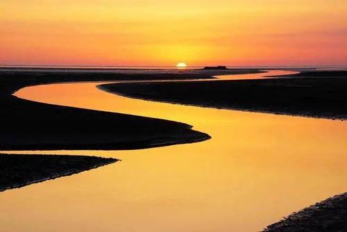 地球上的方向是北高南低,为什么河水会向东流而不是向南流动?