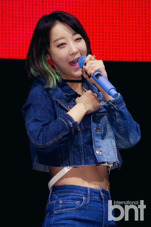 exid穿紧身牛仔秀身材 hani纤腰翘臀曲线火辣