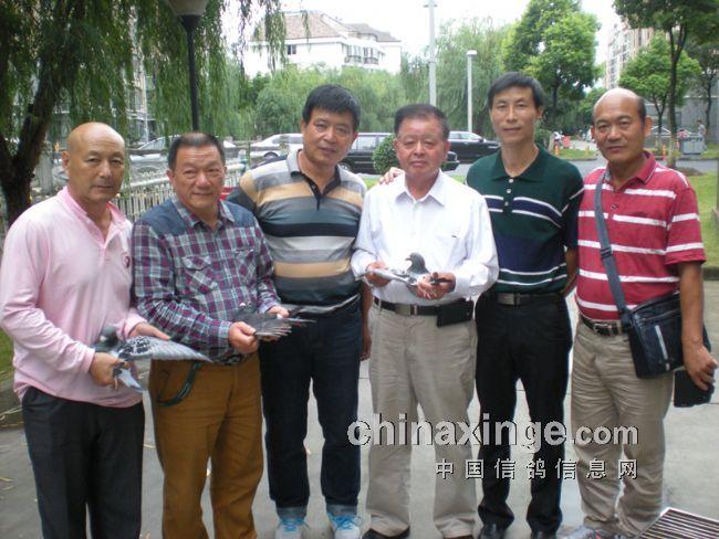 右二:"小不点"主人曹建忠先生