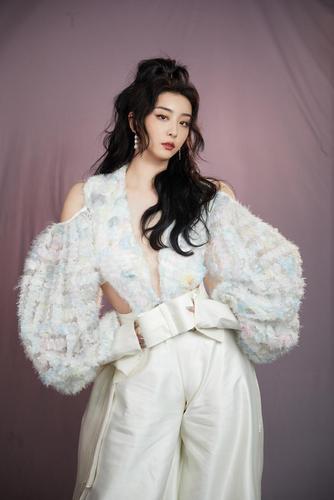 赵小棠tangstudio 的微博: 赵小棠#赵小棠糖果深v礼服# 夏意汹涌,.