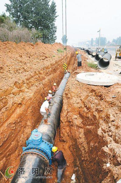随市政道路建设同步敷设供水管道