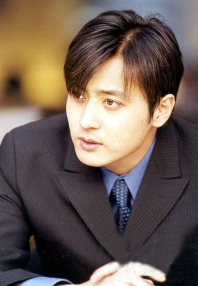 张东健不单单是帅,还温柔张东健的侧脸展现了他完美的鼻型.