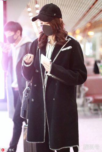 关晓彤这坐姿霸气了!低头一瞬又尽显温柔