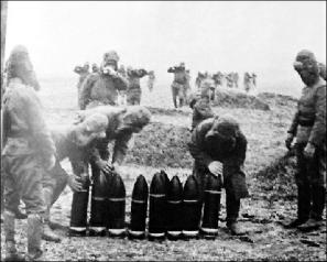 侵华日军在搬运毒气弹