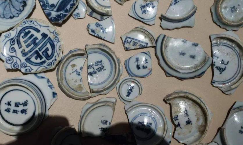 明代蜀王府河段旁的城壕重见天日,城壕内出土了景德镇烧制的青花瓷器