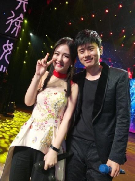 张杰生日谢娜送其蓝色围巾,恩爱令人羡慕