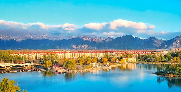 北京延庆:森林城市天映水 无边绿意入画图