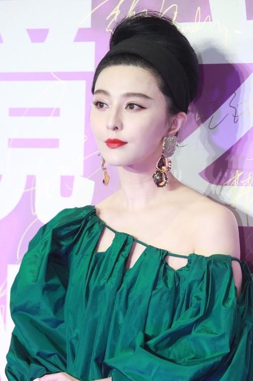 明星 正文 0 1/4 2021年6月5日,范冰冰现身上海某活动现场.