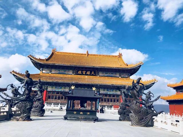 中台是演教寺,里面寺庙前有一些飞天雕塑.