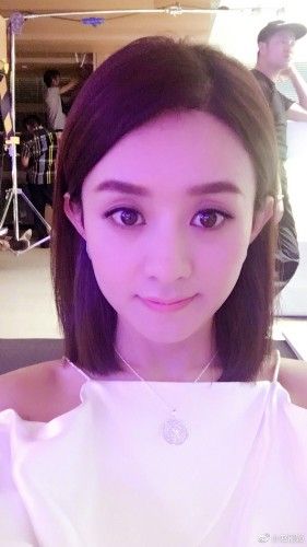 赵丽颖一次晒7张自拍 发型多变灵动可爱