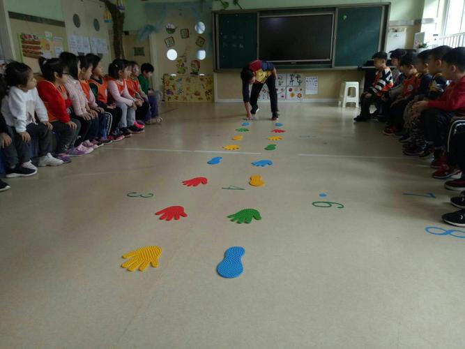 金色摇篮蓝天园――大二班快乐周五――手脚协调游戏