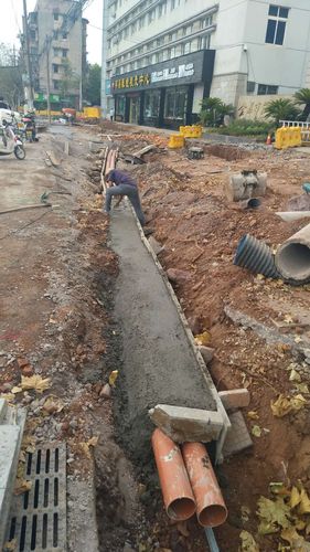 四中门口路灯管线安管,方包砼浇捣