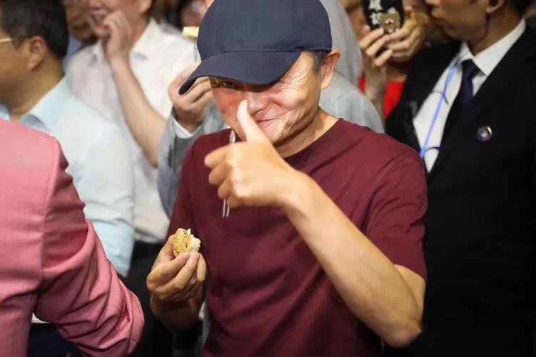 马爸爸品尝邵永丰麻饼并为邵永丰麻饼翘大拇指