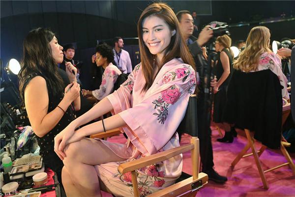 2017上海维密秀粉色睡袍融入中国刺绣 奚梦瑶疯狂点赞