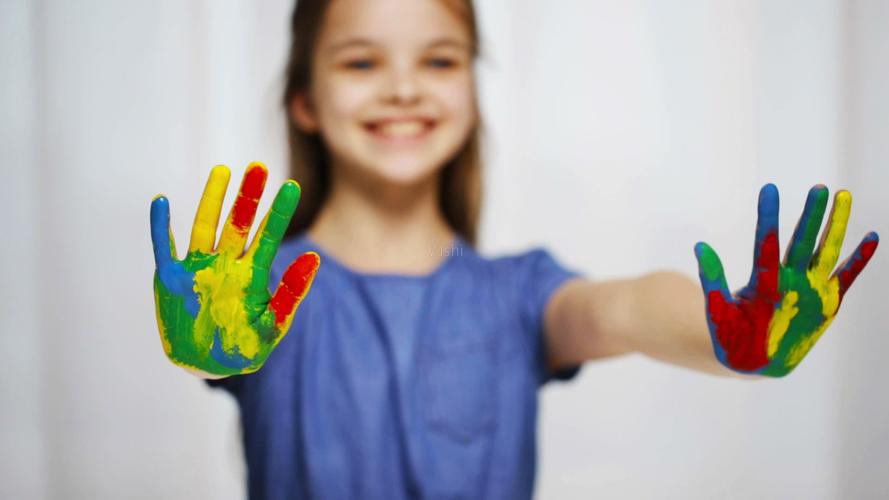 小女孩手上颜料调皮小女孩_1920x1080_高清视频素材