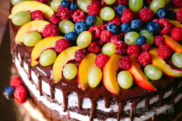 水果蛋糕自制的覆盆子葡萄和桃子片蛋糕