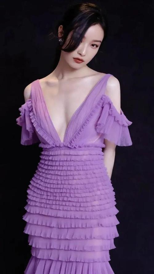 星图秀倪妮一袭迷人深v紫色礼服性感热辣魅力无限