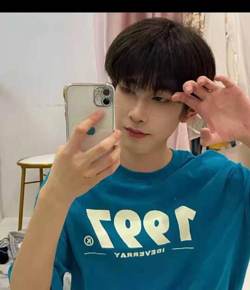 姐妹们这个男孩子是网红吗