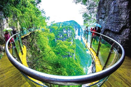 德夯大峡谷上的玻璃栈道.