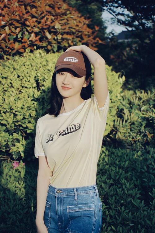 首页>娱乐头条>4月29日,景甜工作室发布一组景甜生活照.