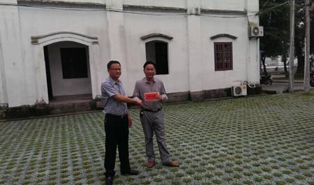 图为祝和平向学校送上慰问金