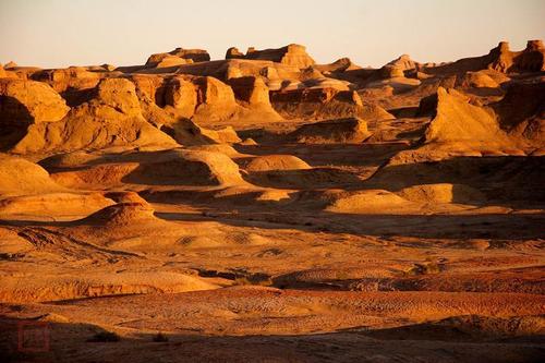 克拉玛依拥有众多旅游景点,世界魔鬼城曾被评选为"中国最瑰丽的雅丹"
