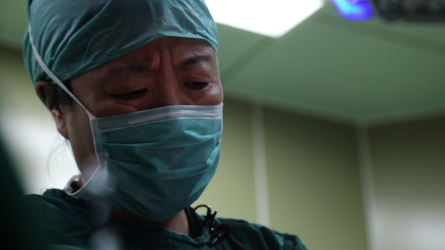 三胞胎带来重重风险 妙龄少女体内惊现巨大肿瘤 《生命缘》讲述生命