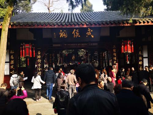 在这个殿堂里供奉的是武侯祠的主角:一代丞相——诸葛亮