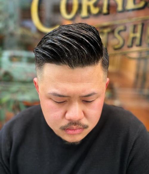 当下流行的侧分露额发型一般也会把周边的头发剃得很短,这样剪完才会