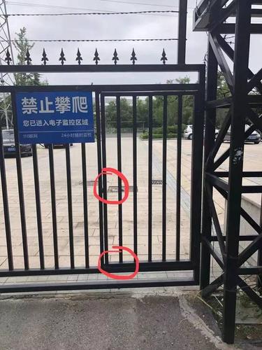 胶南天一畔城某小区消防通道处的铁门常年关闭,竟是被物业焊死了!