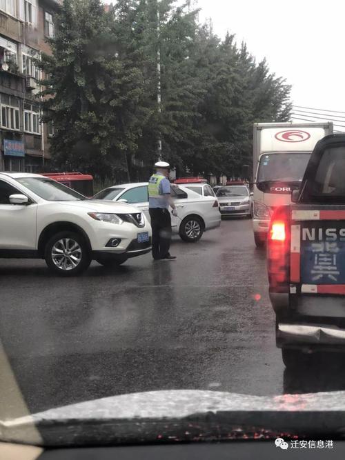 迁安滨河村街头别样风采——雨中交警引人赞